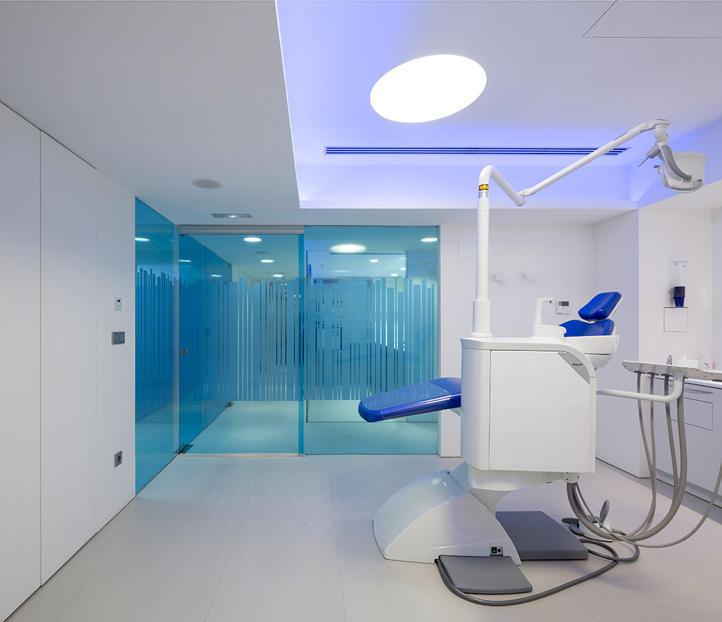 Vista de sala blanca de dentista con cristales