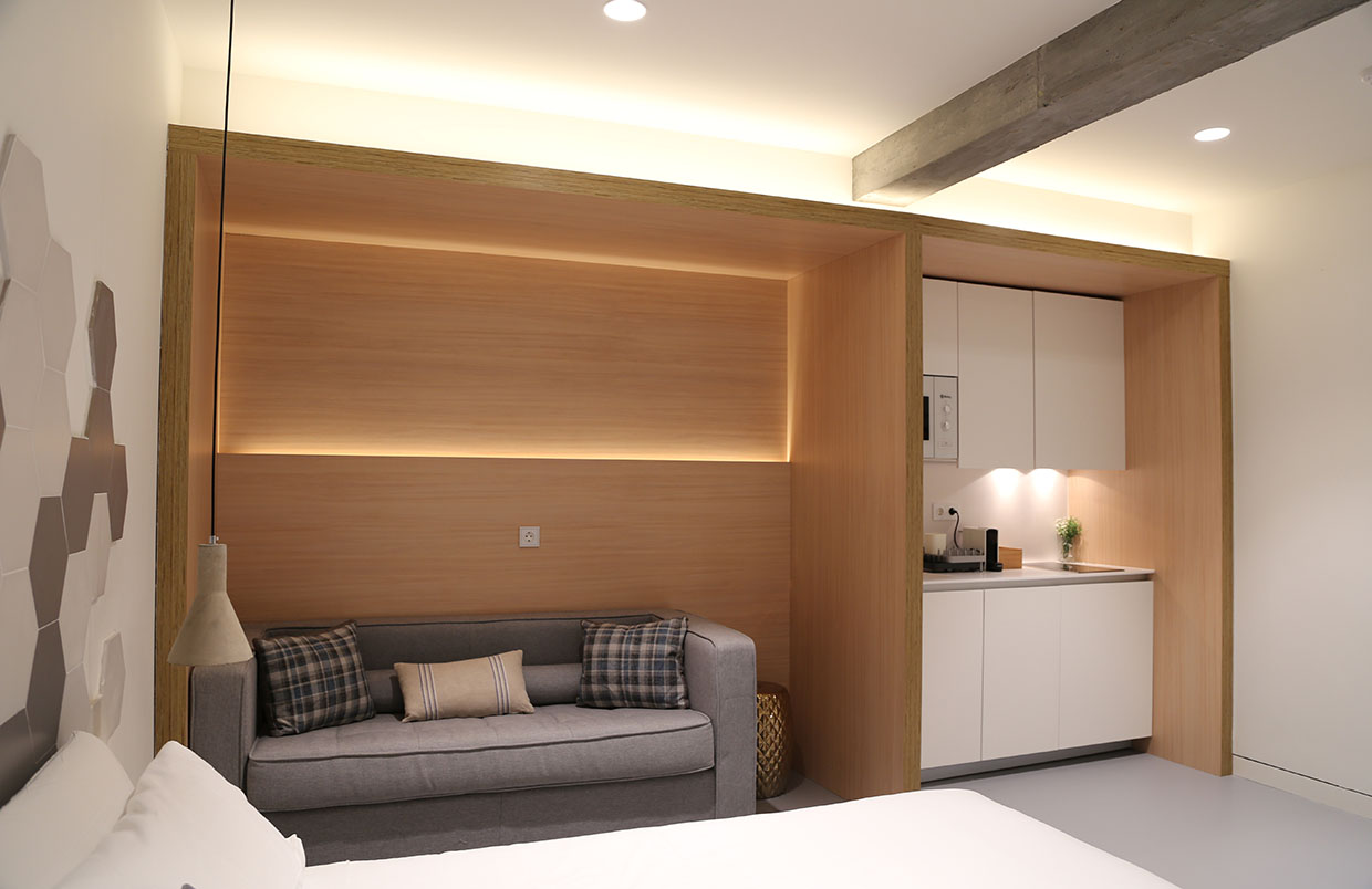 Vista de la cama integrada con la cocina de Inside-Bilbao-apartments
