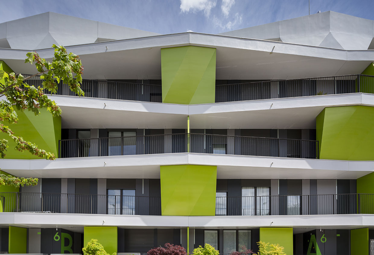 Vista frontal de balcones de vivienda-colectiva-kareabi
