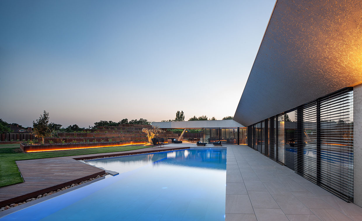 Vista interior con piscina de vivienda unifamiliar MXM Aragón