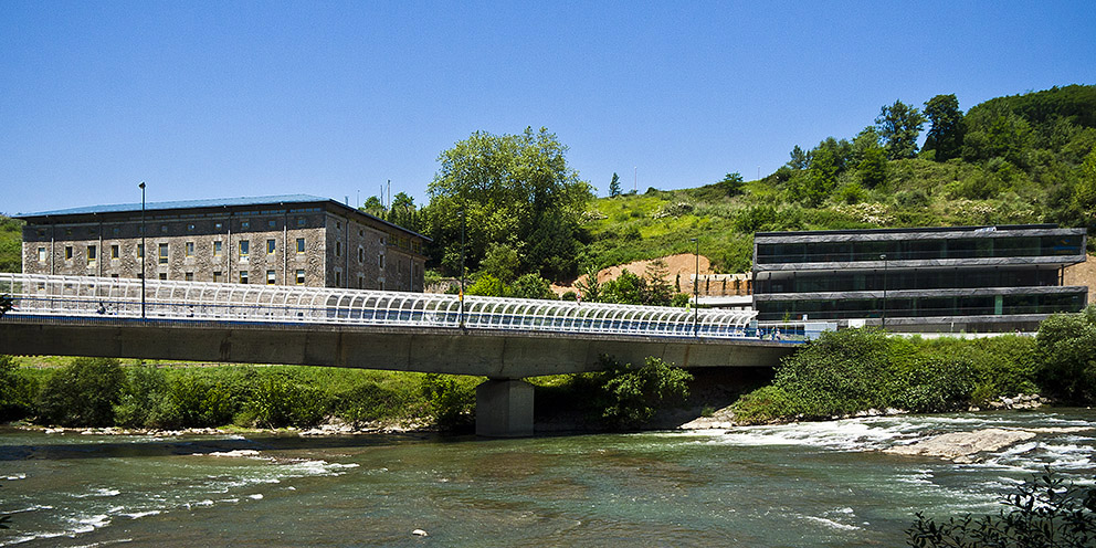 Vista del río y puente que se une a la escuela Abusu Ikastola Bilbao