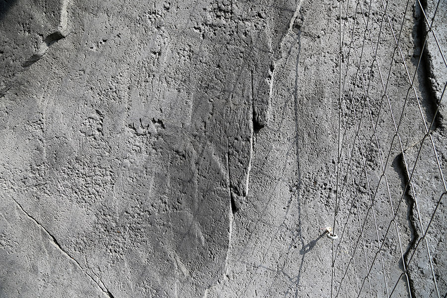 Detalle de la pared de cemento y rejilla metálica de abusu-ikastola-bilbao