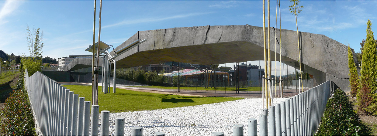 Vista de esquina de patio con puente de piedra de Escuela Infantil haurreskola Urduliz