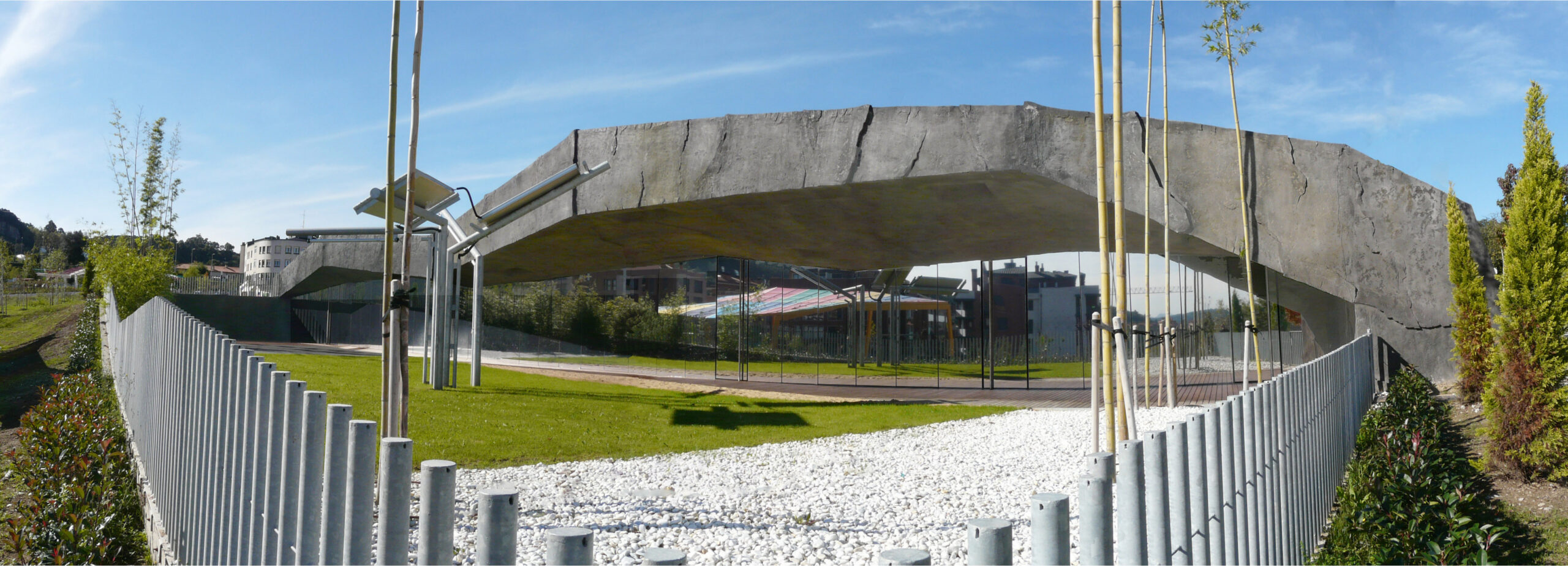 Vista de puente de piedra como parte del diseño de la escuela